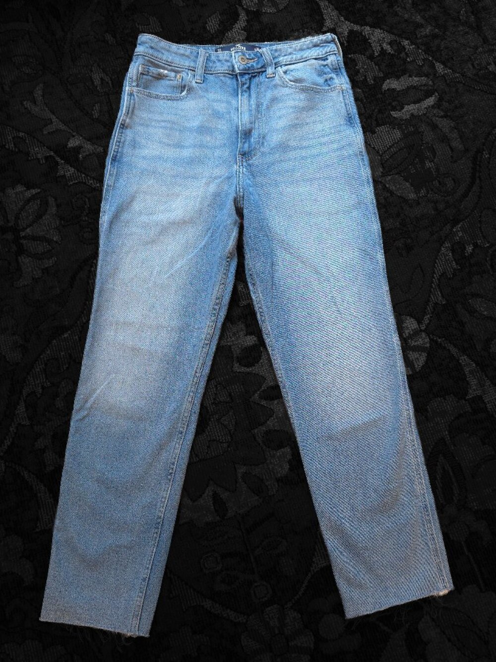 Hollister Ultra High-Rise Mom Jeans in Hollister Vintage Stretch Size 3S/26 EUC
